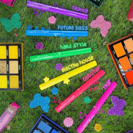 Levendige, waterproof en veegbestendige liquid liner met een ultrafijne punt voor het creëren opvallende festival looks 🌈