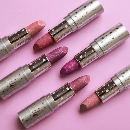 Gimme Glitter Lipstick geeft intense kleur met een schitterende glitterfinish, waardoor je lippen met één swipe direct opvallen!